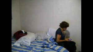 imagen Madurita transmitiendo por cam con su animal de compañia